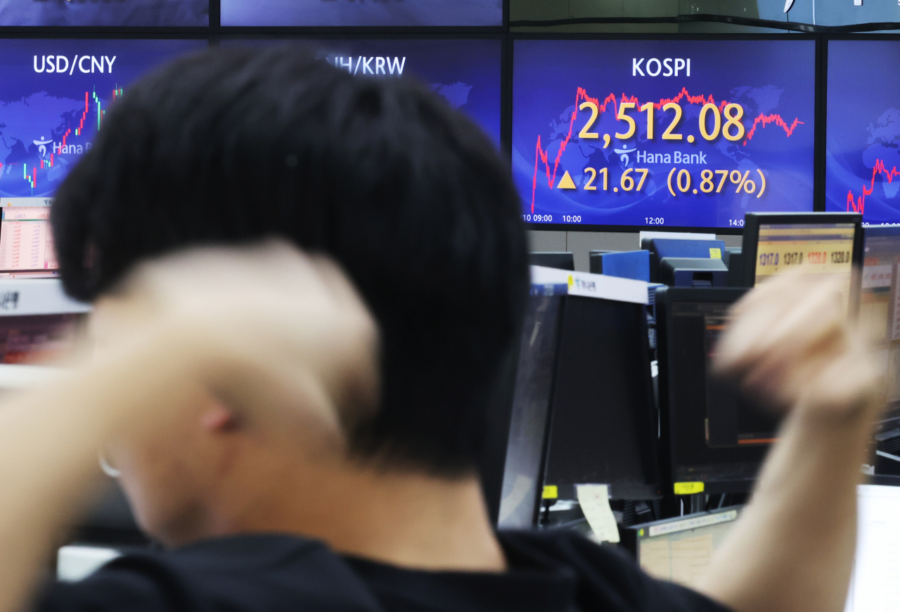 서울 중구 명동 하나은행 본점 딜링룸에서 직원들이 업무를 보고 있다.[연합]