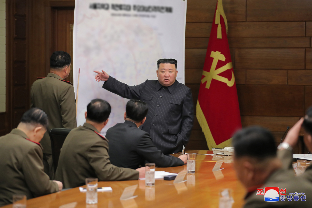 북한은 13일 오전 평양 인근에서 동해상으로 신형 대륙간탄도미사일(ICBM) 가능성을 배제할 수 없는 중거리탄도미사일(IRBM) 1발을 발사했다. 북한은 지난 10일 김정은 국무위원장 주재로 개최한 노동당 중앙군사위원회 확대회의에서 한미가 대응이 불가능한 다양한 군사적 행동방안을 마련하기 위한 실무적 문제 등을 결정했다고 밝혔다. [연합]