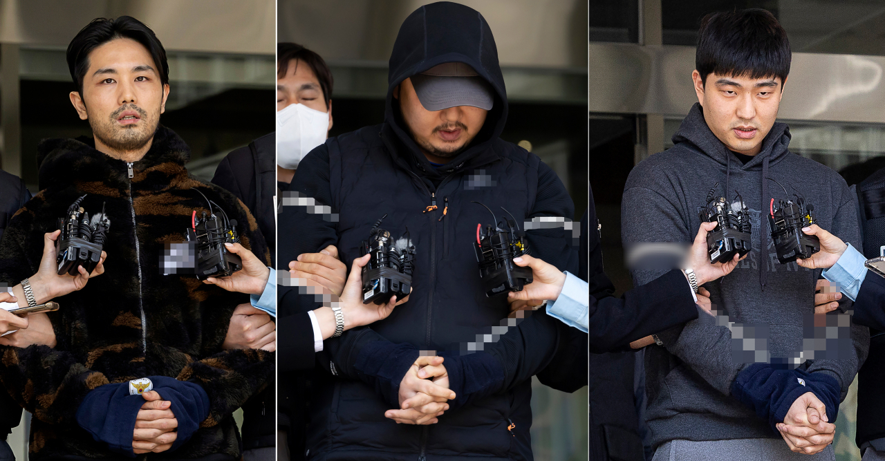 서울 강남에서 40대 여성을 납치·살해하고 시신을 유기한 혐의로 구속된 3인조가 9일 오후 서울 수서경찰서에서 검찰로 송치되는 모습. 왼쪽부터 이경우, 황대한, 연지호. 이들에 대해선 지난 5일 신상공개가 결정됐다. [연합]