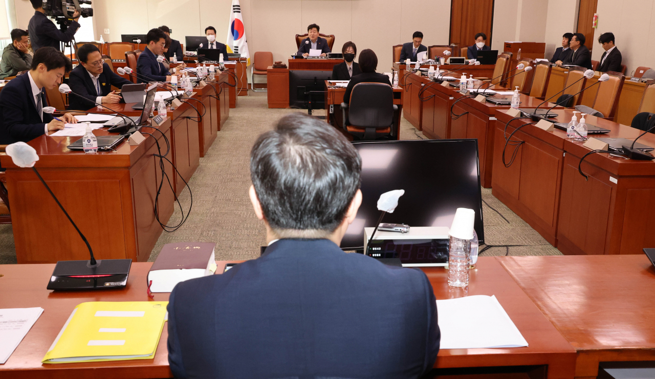 10일 국회에서 열린 법제사법위원회 법안심사 제1소위원회에서 기동민 법안심사 소위원장이 회의를 주재하고 있다. 연합뉴스