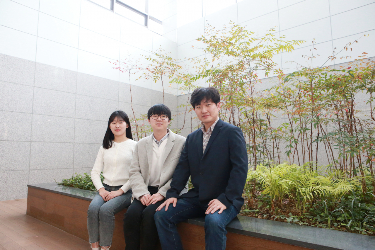 최아영(왼쪽부터) 학사과정생, 정욱진 학사과정생, 양지웅 에너지공학과 교수.[DGIST 제공]