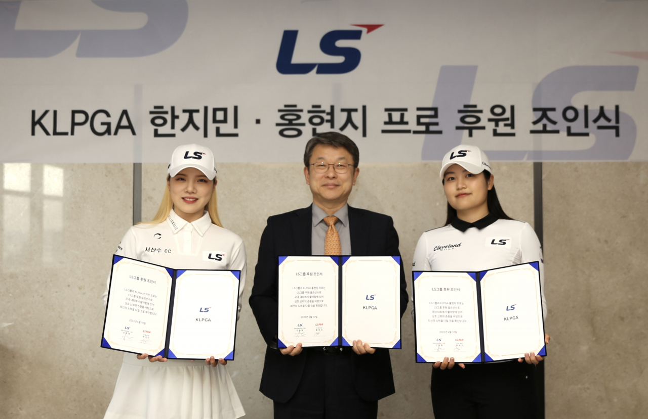 왼쪽부터 한지민, 안원형 사장, 홍현지 [넥스트스포츠 제공]