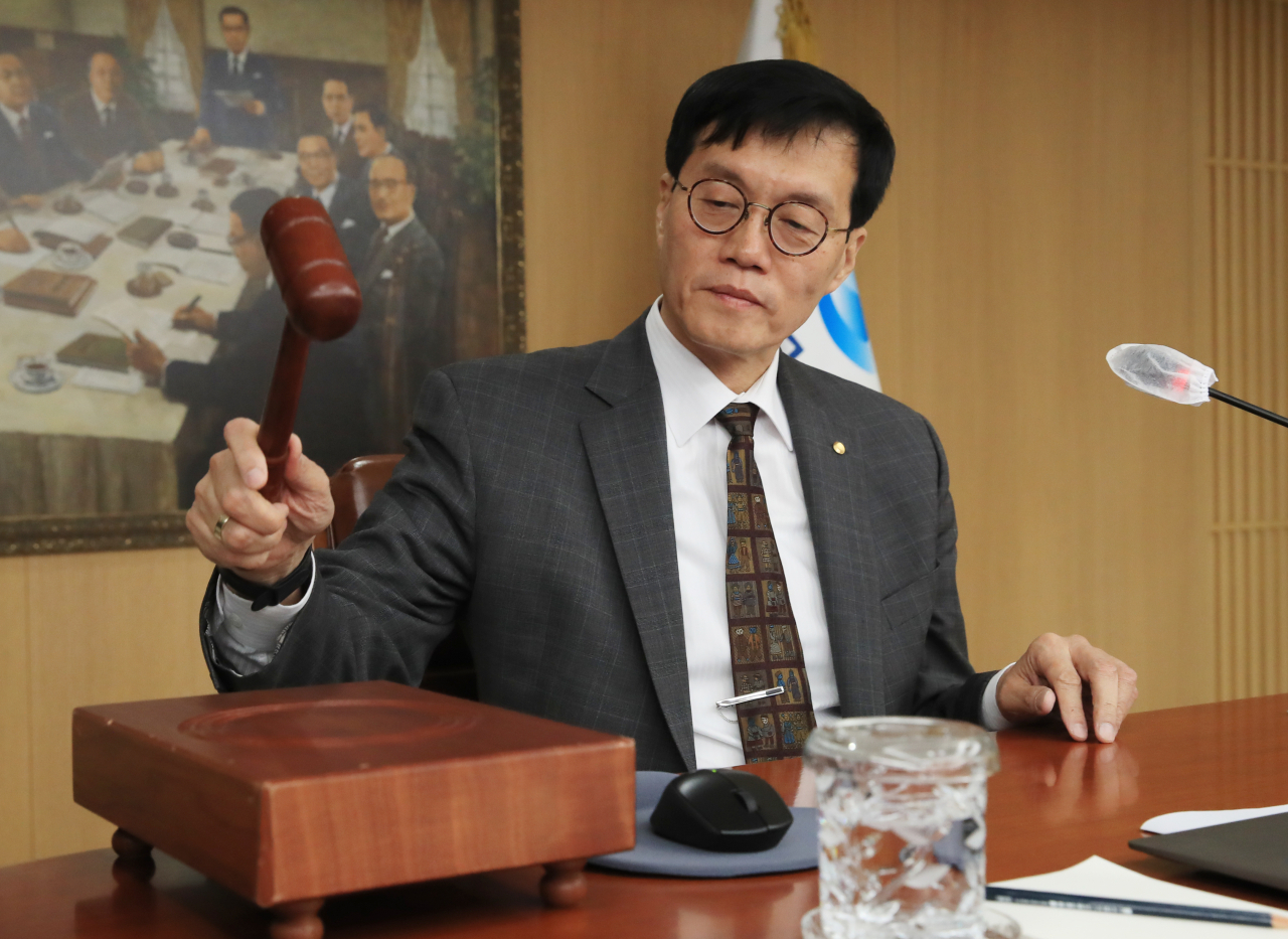 이창용 한국은행 총재가 11일 오전 서울 중구 한국은행에서 열린 금융통화위원회 본회의에서 회의를 주재하고 있다.[한국은행 제공]