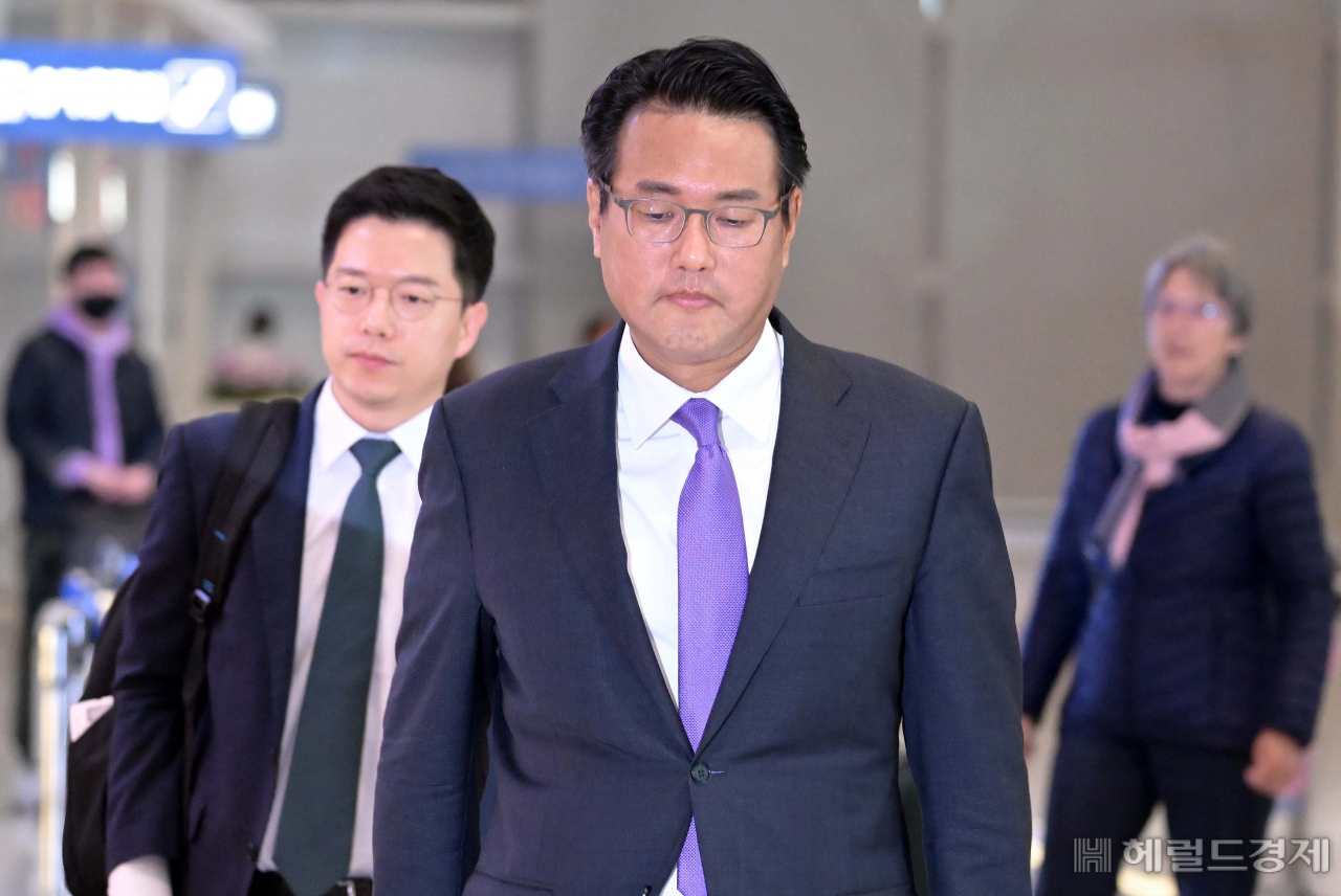 김태효 국가안보실 1차장이 윤석열 대통령의 미국 국빈방문을 앞두고 사전 준비를 협의하기 위해 인천국제공항 제 2터미널을 통해 미국으로 출국하고 있다. 김 차장은 이날 출국하는 길에 기자들과 만나 기밀 유출 논란과 관련해 “(공개된 정보)상당수가 위조됐다”고 밝혔다. 이어 “이 문제(유출 문건)가 알려진 후에 우리도 내부적으로 평가해봤고 미국도 자체 조사를 했을텐데 오늘 아침 양국 국방장관이 통화했고 견해가 일치됐다”며 이 같이 전했다. 인천공항=이상섭 기자