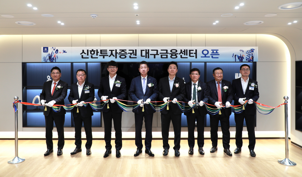 김상태(왼쪽 네 번째) 신한투자증권 대표이사가 대구 수성구 대구금융센터에서 직원들과 함께 통합 개장식 후 기념촬영을 하고 있다. [신한투자증권]