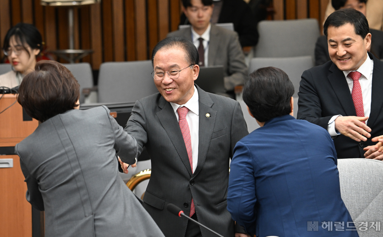 윤재옥 원내대표가 11일 서울 영등포구 여의도 국회의사당 본청에서 열린 국민의힘 원내대책회의에 참석해 참석자들과 악수하고 있다. 임세준 기자