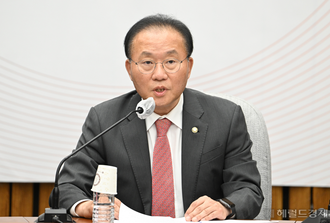 윤재옥 원내대표가 11일 서울 영등포구 여의도 국회의사당 본청에서 열린 국민의힘 원내대책회의에 참석해 발언하고 있다. 임세준 기자