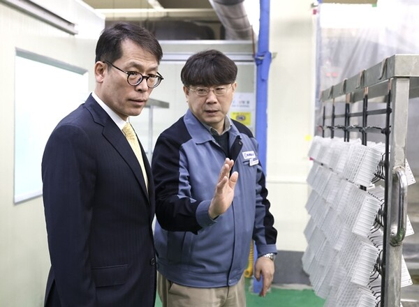 김성태 기업은행장이 경기도 안산시에 위치한 소재한 도금업체인 한국에이엠에프를 방문해 업체 직원으로부터 제조 공정에 대한 설명을 듣고 있다.[IBK기업은행 제공]