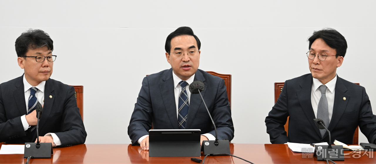 박홍근 원내대표가 11일 서울 영등포구 여의도 국회의사당 본청에서 열린 더불어민주당 원내대책회의에 참석해 발언하고 있다. 임세준 기자
