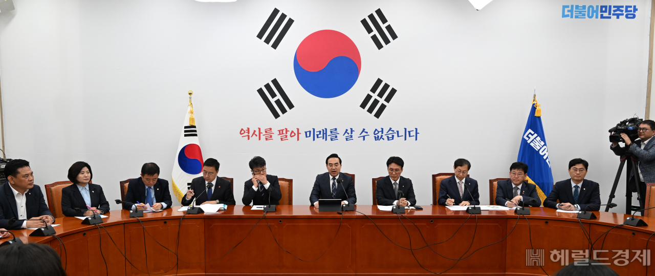 더불어민주당 원내대책회의가 11일 서울 영등포구 여의도 국회의사당 본청에서 열리고 있다. 임세준 기자