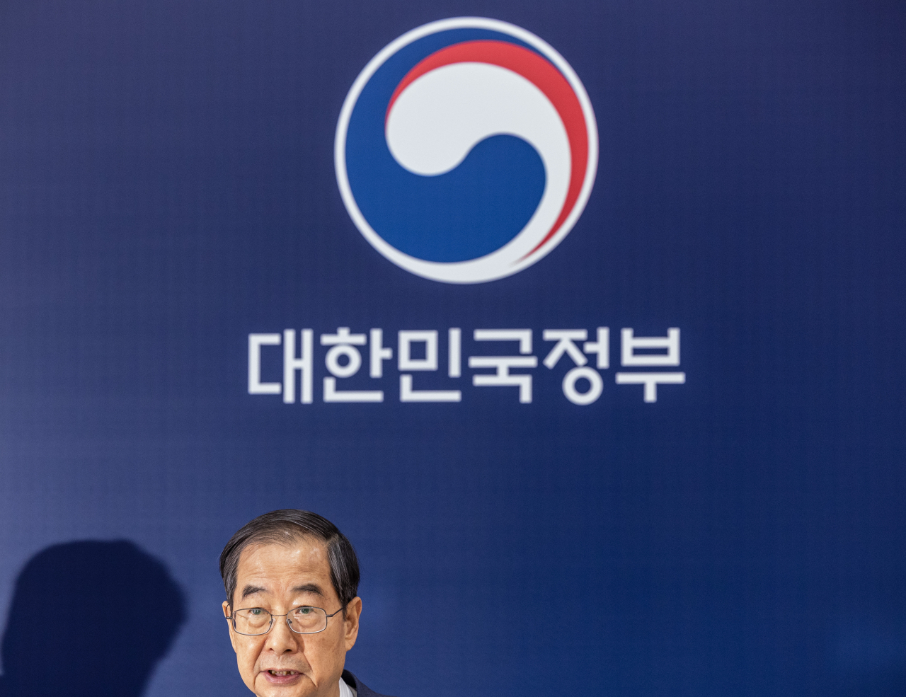 한덕수 국무총리가 11일 오전 정부서울청사에서 열린 국무회의에서 모두발언을 하고 있다. [연합]