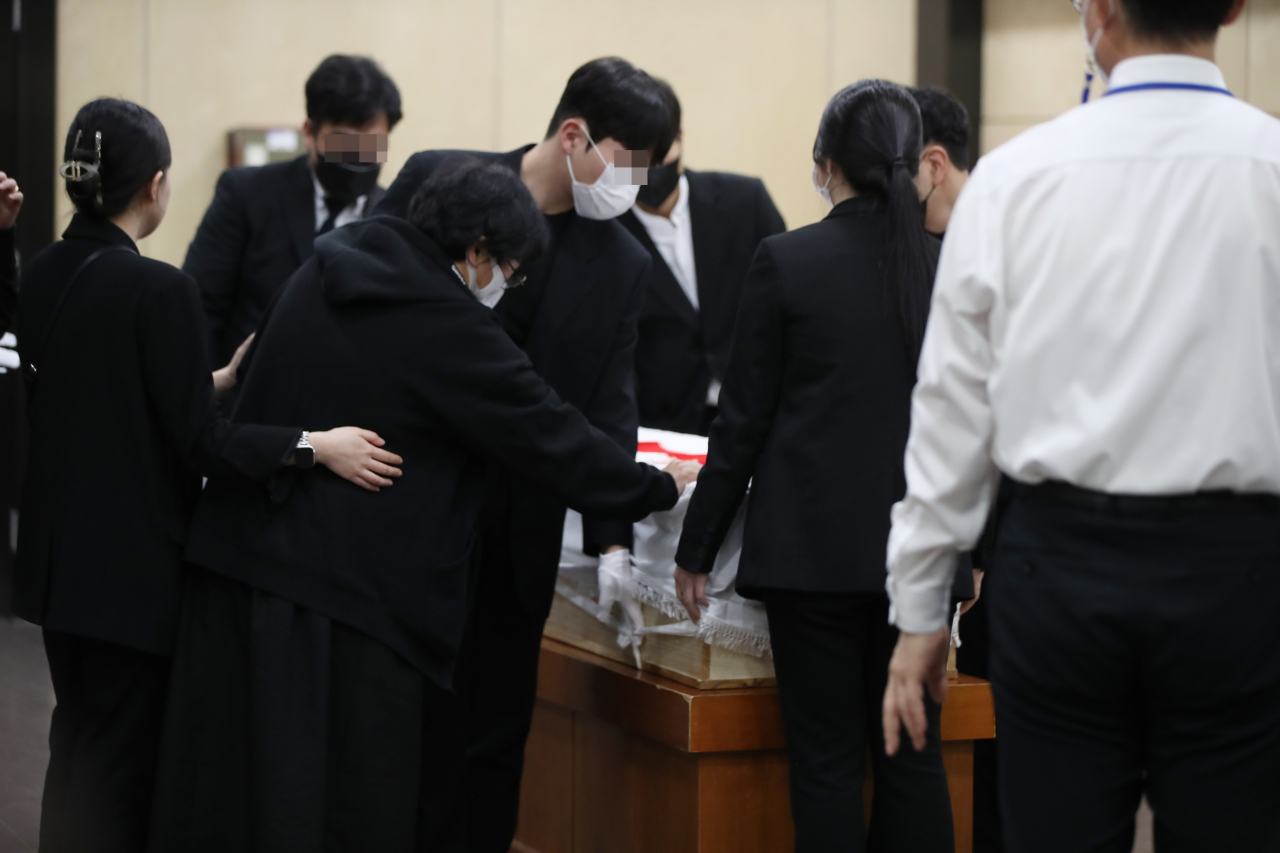 대전 서구 둔산동 스쿨존에서 만취운전자 차량에 치여 숨진 배승아(9) 양의 발인식이 11일 오전 을지대병원 장례식장에서 진행되고 있다. 배 양의 어머니는 딸을 보내지 못하며 눈물을 흘리고 있다. [연합]