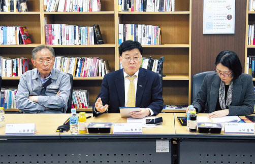 한국무역협회가 10일 경북 경산시 소재 일지테크 본사 회의실에서 정만기(가운데) 부회장 주재로 ‘수출 확대를 위한 대구·경북 무역업계와의 간담회’를 개최하고 있다. [무협 제공]