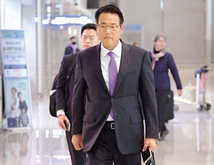김태효 국가안보실 1차장이 윤석열 대통령의 미국 국빈방문 최종 조율을 위해 11일 오전 인천국제공항 제 2터미널을 통해 출국하고 있다. 김 차장은 이날 출국길에 기자들을 만나 미국 정보기관의 한국 국가안보실 등 도·감청 의혹 정황이 담긴 문건 보도와 관련해 “공개된 정보 상당수가 위조됐다는 데 대해서 한미의 평가가 일치한다”고 밝혔다. 이상섭 기자