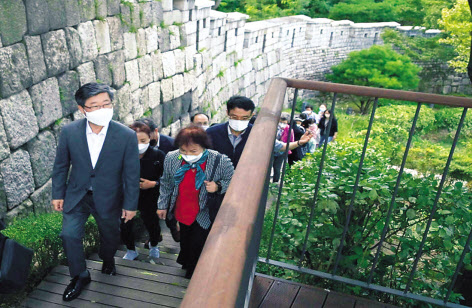 김길성 서울 중구청장이 다산성곽길을 둘러보고 있다. [서울 중구 제공]