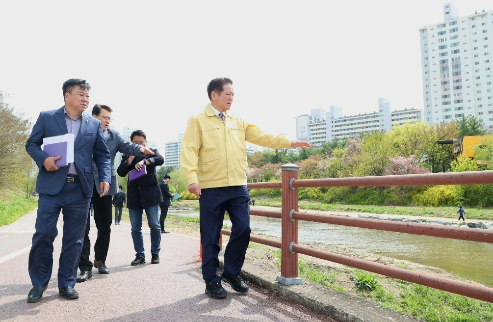 최대호 안양시장이 학의천을 둘러보고있다.[안양시 제공]