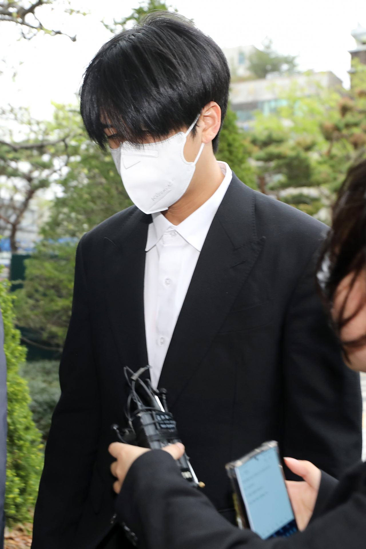 허위 뇌전증으로 병역 의무를 회피하려 한 혐의로 재판에 넘겨진 래퍼 라비(30·본명 김원식)가 서울 양천구 서울남부지방법원에서 열린 첫 공판에 출석하고 있다. 연합뉴스