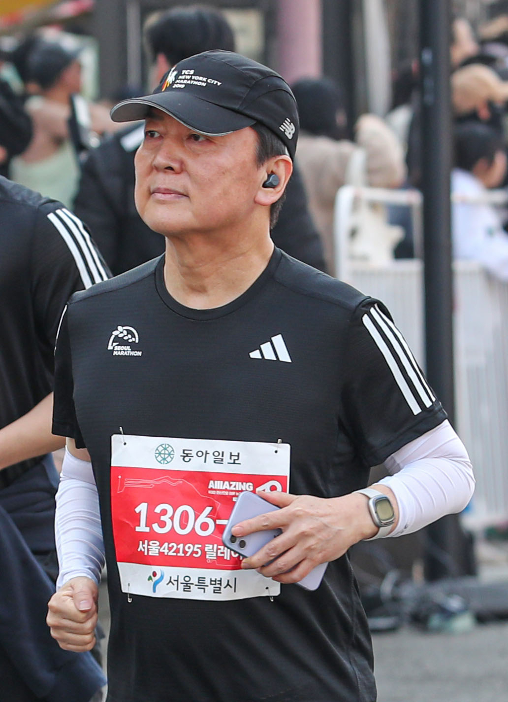 안철수 국민의힘 의원이 19일 오전 서울 종로 5가 사거리에서 2023 서울 마라톤에 참가해 달리고 있다. [연합]
