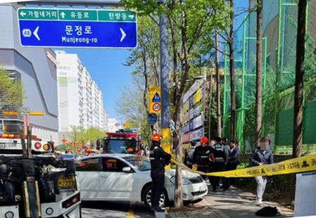 지난 9일 대전 둔산경찰서 경내인 어린이보호구역에서 전날 오후 2시께 인도를 덮쳐 초등생 1명을 숨지게 한 가해 차량이 보도에 반쯤 걸쳐져 있다. 가해자는 전직 공무원 60대 남성으로 그는 반주로 지인 8명과 함께 소주, 맥주 등을 십수병 나눠 마신 뒤 만취 상태로 운전대를 잡았다가 이같은 참변을 냈다. 연합뉴스