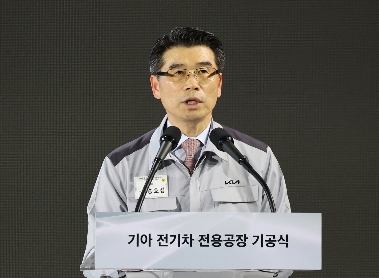 송호성 기아 사장이 11일 경기도 화성시 기아 오토랜드 화성에서 열린 전기차 전용공장 기공식에서 전기차 전략을 발표하고 있다. [연합]