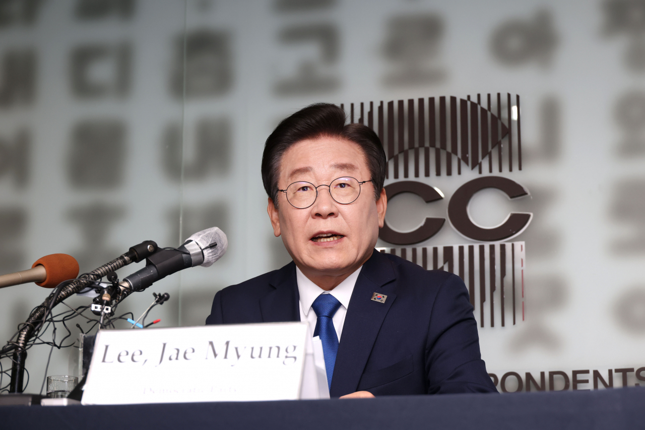 Lee Jae-myung, chairman of the main opposition Democratic Party, speaks during a press conference hosted by the Foreign Correspondents' Club in Seoul on Tuesday. (Pool photo) (Yonhap)