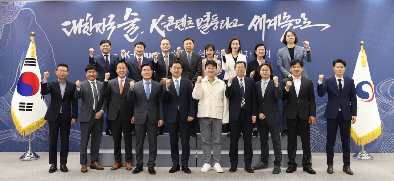 김창기(앞줄 왼쪽 다섯번째) 국세청장이 11일 열린 국내 전통주 및 중소 주류 제조업체의 수출 지원을 위한 민관 합동 ‘K리커(주류) 수출지원협의회’에서 기념촬영을 하고 있다. [국세청 제공]
