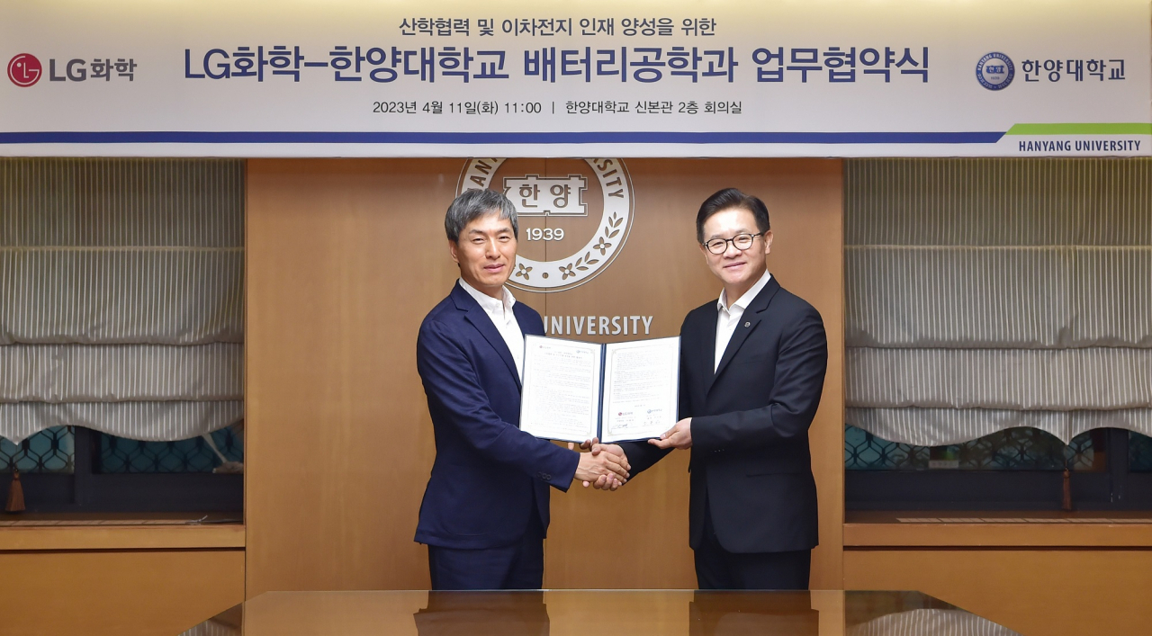 이향목(왼쪽) LG화학 양극재사업부장(부사장)과 이기정 한양대 총장이 산학협력 MOU(업무협력)를 체결하고 악수를 나누고 있다. [LG화학 제공]