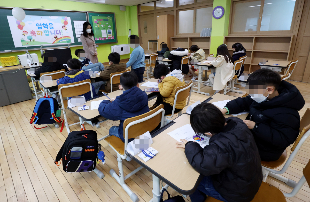 인천의 한 초등학교에서 1학년들이 늘봄학교 세부 프로그램인 에듀케어에 참여하고 있다.[연합]
