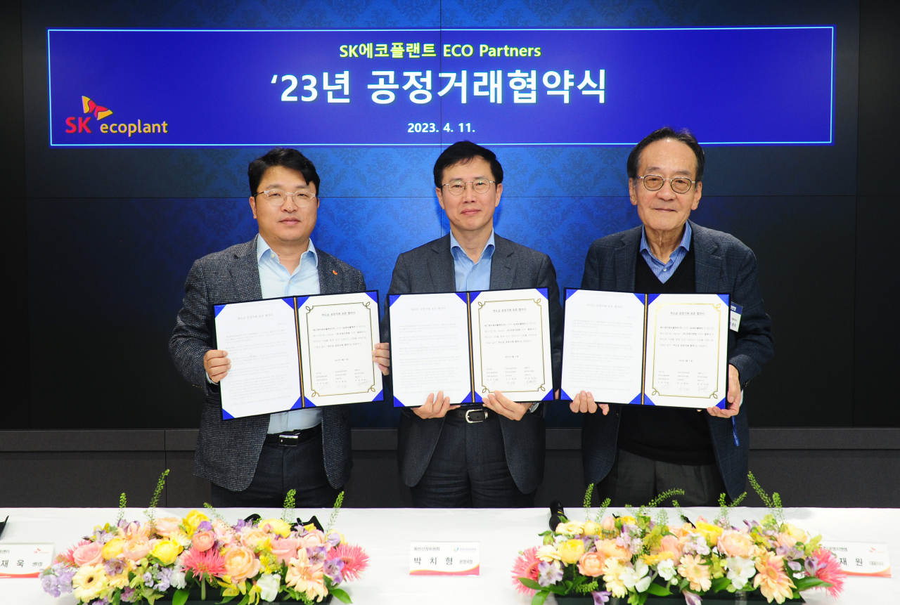 SK에코플랜트는 지난 11일 서울 종로구 수송동 본사에서 ‘공정거래 협약식’을 개최하며 비즈파트너와 공정거래를 통한 동반성장을 약속했다. 사진은 임재욱 SK에코플랜트 경영지원센터장(왼쪽), 박치형 동반성장위원회 운영처장(가운데), 최재원 외주 에코파트너스 회장(오른쪽)이 공정거래 협약서를 들고 기념촬영을 하고 있는 모습. [SK에코플랜트 제공]