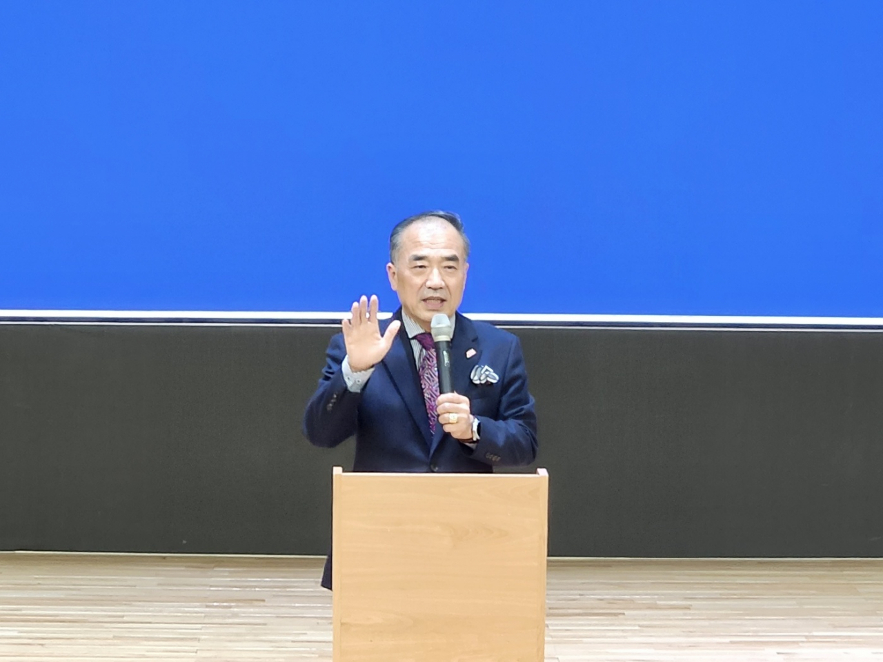 구일암 전국자영업노동자총연맹 호남권역총괄연합회, 광주광역시연합회장이 11일 전일빌딩에서 열린 세미나에서 축사를 하고 있다.