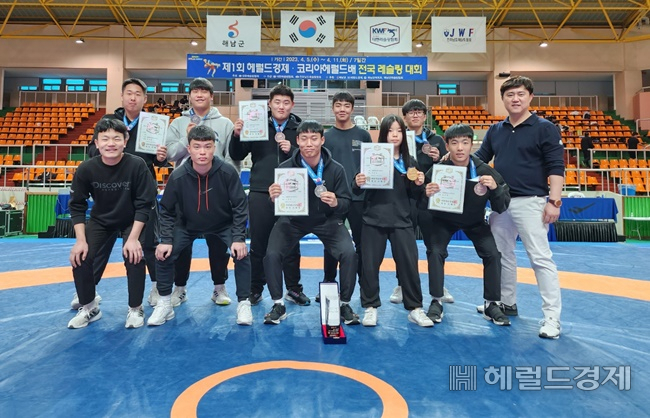 함평 학다리고교 레슬링팀 선수들이 헤럴드경제배 종합 2위를 차지하고 기념촬영하고 있다. [전남교육청 제공]