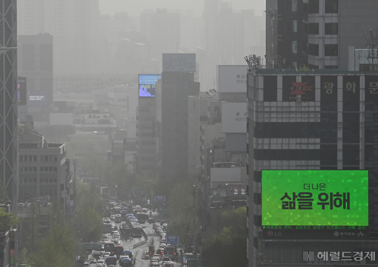 전국적으로 황사위기경보 주의 단계가 발효된 12일 서울 종로구 도심 일대가 황사와 미세먼지로 인해 뿌연 모습을 보이고 있다. 주의 단계 황사위기경보는 '황사로 인해 미세먼지 경보가 내려지고 대규모 재난이 발생할 가능성이 나타날 때' 발령되며 이날 오전 7시를 기해 '주의' 단계로 격상됐다. 임세준 기자