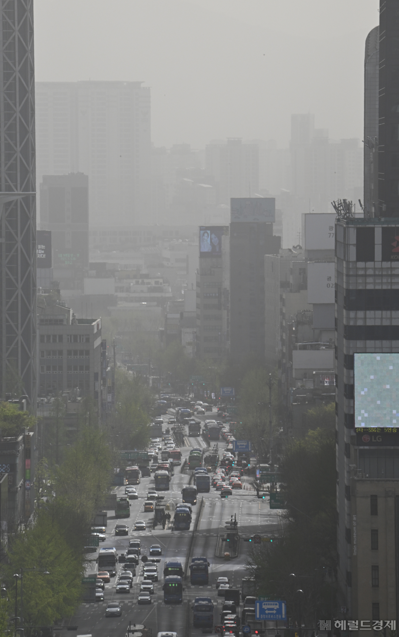 전국적으로 황사위기경보 주의 단계가 발효된 12일 서울 종로구 도심 일대가 황사와 미세먼지로 인해 뿌연 모습을 보이고 있다. 주의 단계 황사위기경보는 '황사로 인해 미세먼지 경보가 내려지고 대규모 재난이 발생할 가능성이 나타날 때' 발령되며 이날 오전 7시를 기해 '주의' 단계로 격상됐다. 임세준 기자