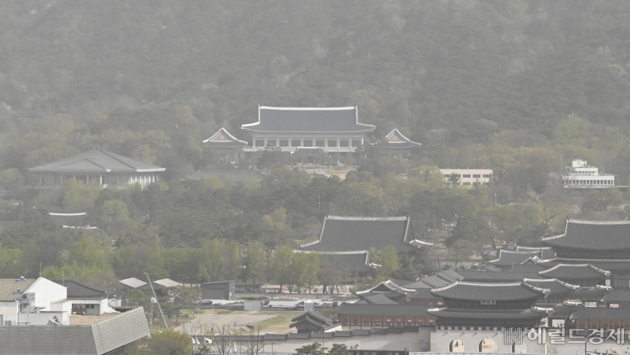 전국적으로 황사위기경보 주의 단계가 발효된 12일 서울 종로구 경복궁과 청와대 일대가 황사와 미세먼지로 인해 뿌연 모습을 보이고 있다. 주의 단계 황사위기경보는 '황사로 인해 미세먼지 경보가 내려지고 대규모 재난이 발생할 가능성이 나타날 때' 발령되며 이날 오전 7시를 기해 '주의' 단계로 격상됐다. 임세준 기자
