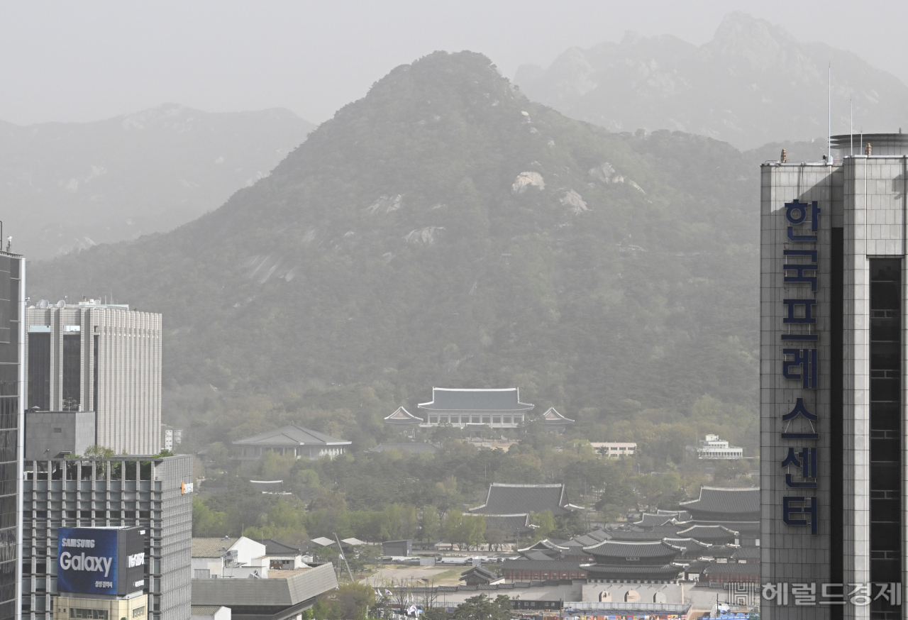 전국적으로 황사위기경보 주의 단계가 발효된 12일 서울 종로구 청와대와 북악산 일대가 황사와 미세먼지로 인해 뿌연 모습을 보이고 있다. 주의 단계 황사위기경보는 '황사로 인해 미세먼지 경보가 내려지고 대규모 재난이 발생할 가능성이 나타날 때' 발령되며 이날 오전 7시를 기해 '주의' 단계로 격상됐다. 임세준 기자
