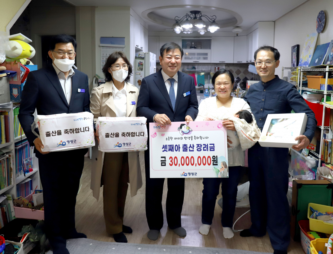강종만군수가 출산가족과 기쁨을 나누고 있다