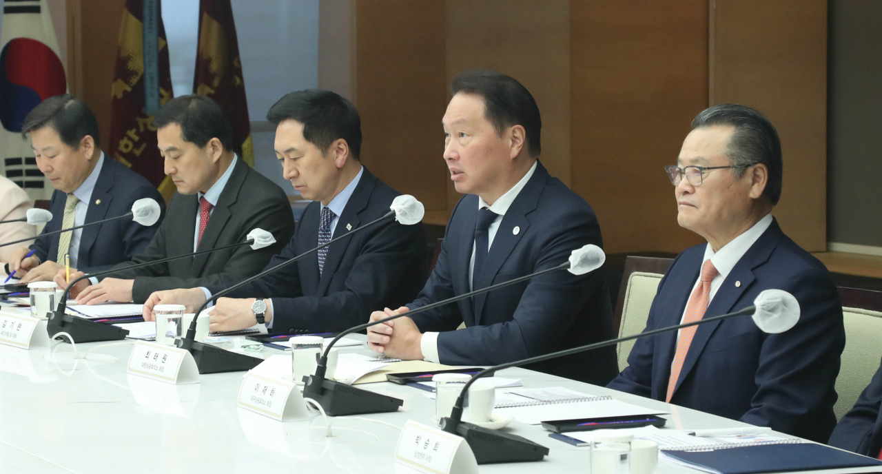 12일 오후 서울 중구 상의회관에서 열린 김기현(오른쪽 세번째) 국민의힘 대표 초청 정책간담회에서 최태원(오른쪽 두번째) 대한상의 회장이 인사말을 하고 있다. [대한상의 제공]