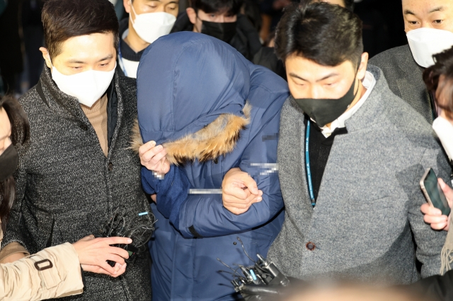 오스템임플란트 회삿돈을 횡령한 이모씨가 검찰로 송치되는 모습 [연합]