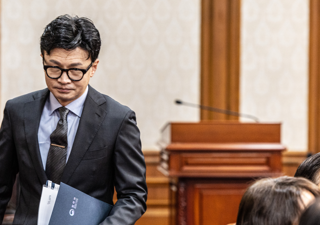 한동훈 법무부 장관이 11일 오전 서울 종로구 정부서울청사에서 열린 국무회의에 뒤늦게 참석해 자리에 앉아 있다. [연합]