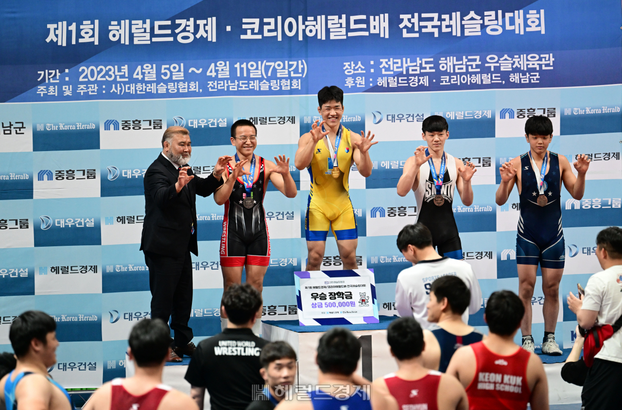 10일 오후 전라남도 해남군 우슬체육관에서 ‘제1회 헤럴드경제·코리아헤럴드배 전국레슬링대회’가 열린 가운데 경기를 마치고 수상한 선수들이 기념사진을 찍고 있다. 해남=박해묵 기자