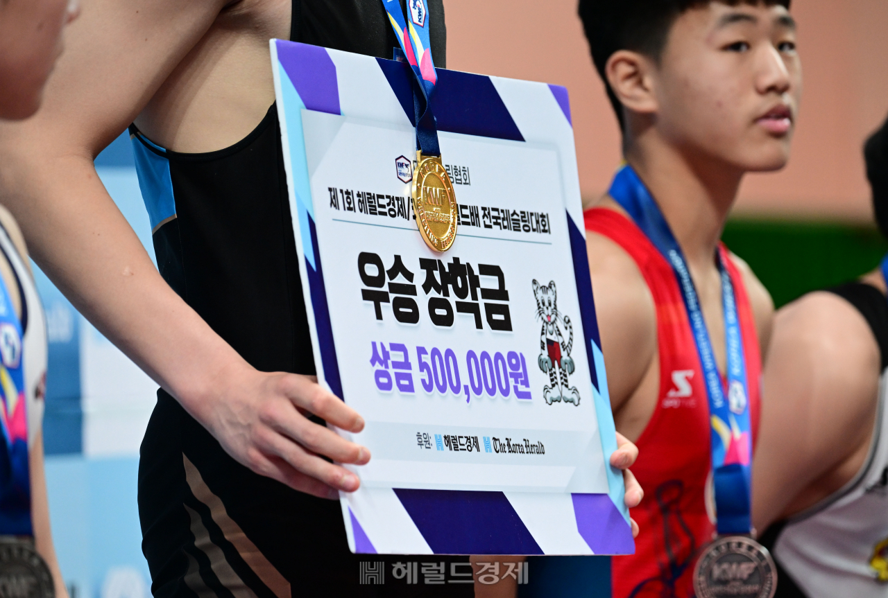 10일 오후 전라남도 해남군 우슬체육관에서 ‘제1회 헤럴드경제·코리아헤럴드배 전국레슬링대회’가 열린 가운데 경기를 마치고 수상한 선수들이 기념사진을 찍고 있다. 해남=박해묵 기자