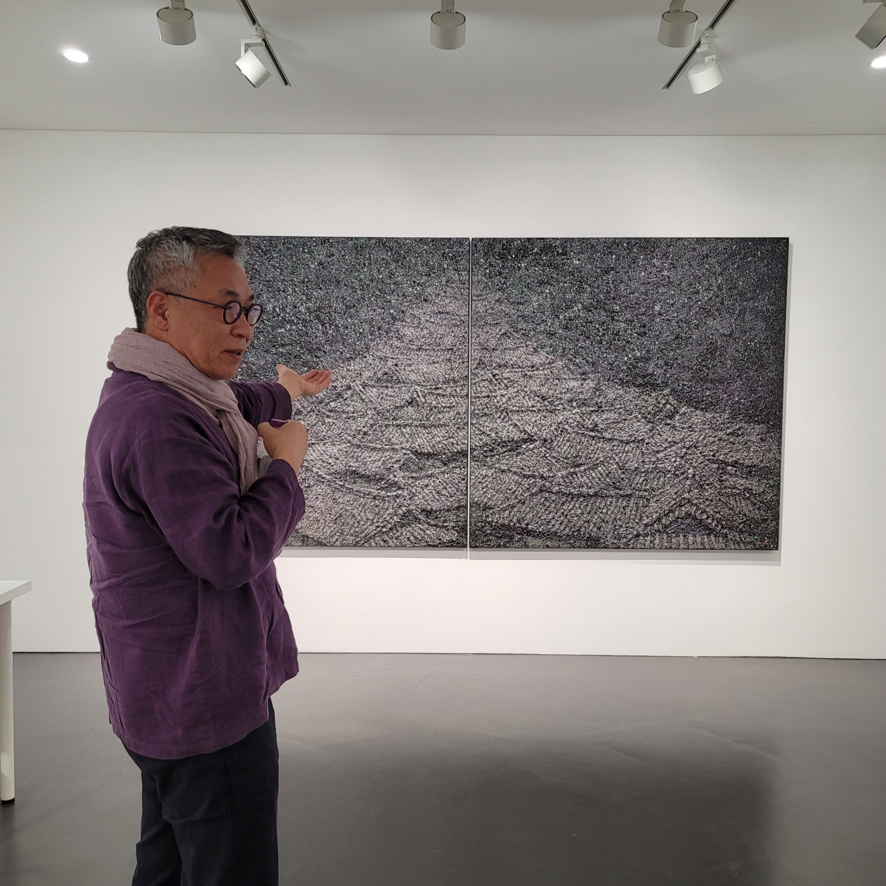 숯을 활용한 신작 우주(宇宙) 앞에 선 김덕용 작가 [이한빛 기자]