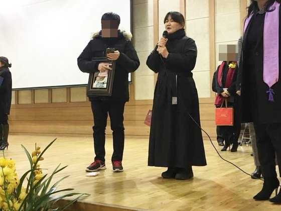 딸인 고(故) 박주원 양이 2015년 학교폭력을 당한 후 스스로 세상을 떠났다고 주장하는 어머니 이기철 씨. 이씨는 2018년 딸이 다녔던 A 고등학교의 졸업식에 상복을 입고 영정 사진을 든 채 참석했다. 이씨 페이스북 캡처