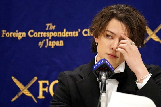 일본 연예 기획사 '쟈니스 사무소'에서 활동했던 가수 가우안 오카모토가 12일 도쿄 외신기자클럽에서 기자회견을 하고 있다. AP=연합뉴스