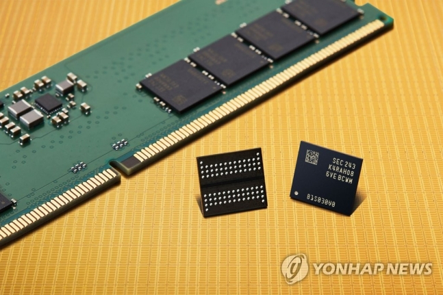 삼성전자, 12나노급 16Gb DDR5 D램. [삼성전자·연합]