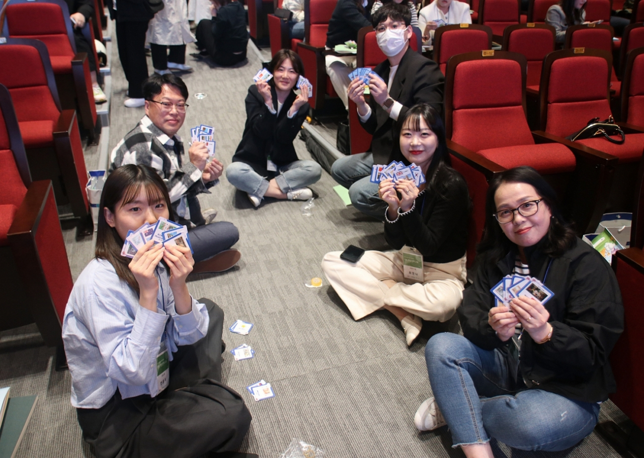 12일 대전 신협중앙연수원에서 진행된 ‘2023년 멘토 역량강화 교육’ 과정 중 화폐 카드 교구를 체험하는 신협 멘토들의 모습. [사진=신협]