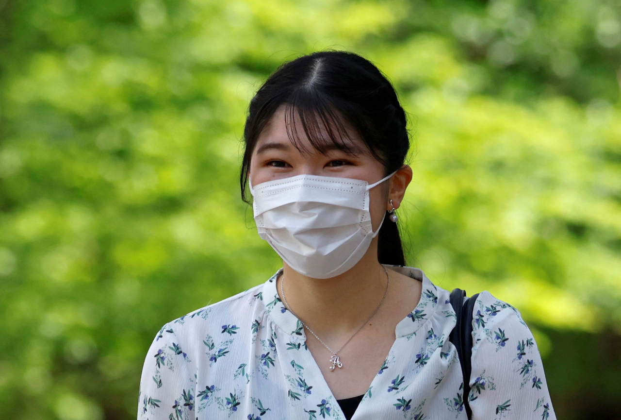나루히토 일본 왕의 외동딸인 아이코 공주가 12일 일본 도쿄의 가쿠슈인 대학에 첫 등교한 모습이 카메라에 포착됐다 . [로이터]