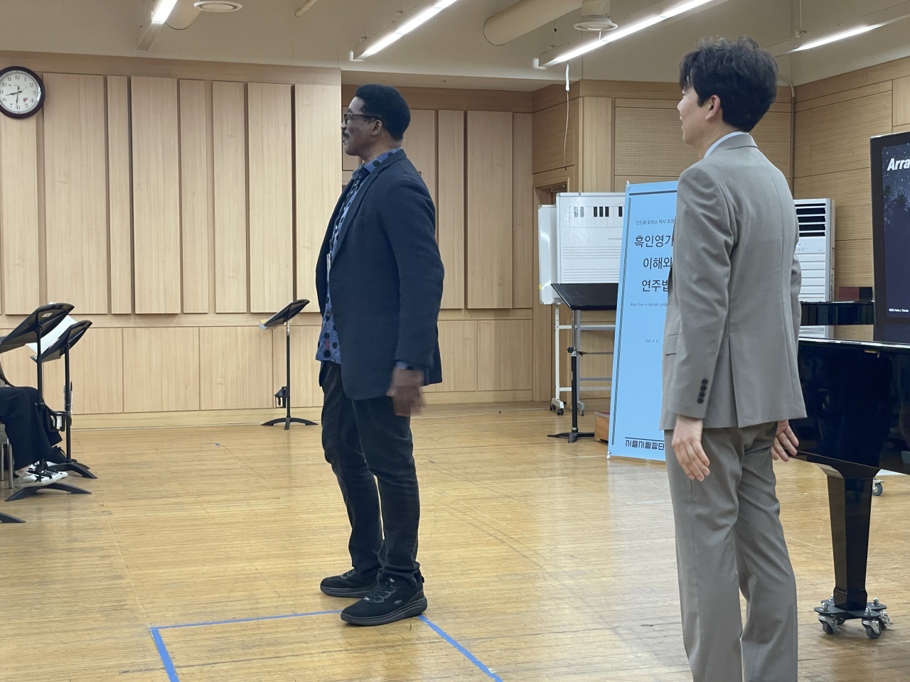 미국 최고의 합창 지휘자 안드레 토마스는 지난 11일 세종문화회관 서울시합창단 연습실에서 열린 ‘흑인영가의 이해와 연주법’ 세미나를 통해 흑인영가의 역사를 들려줬다. [세종문화회관 제공]