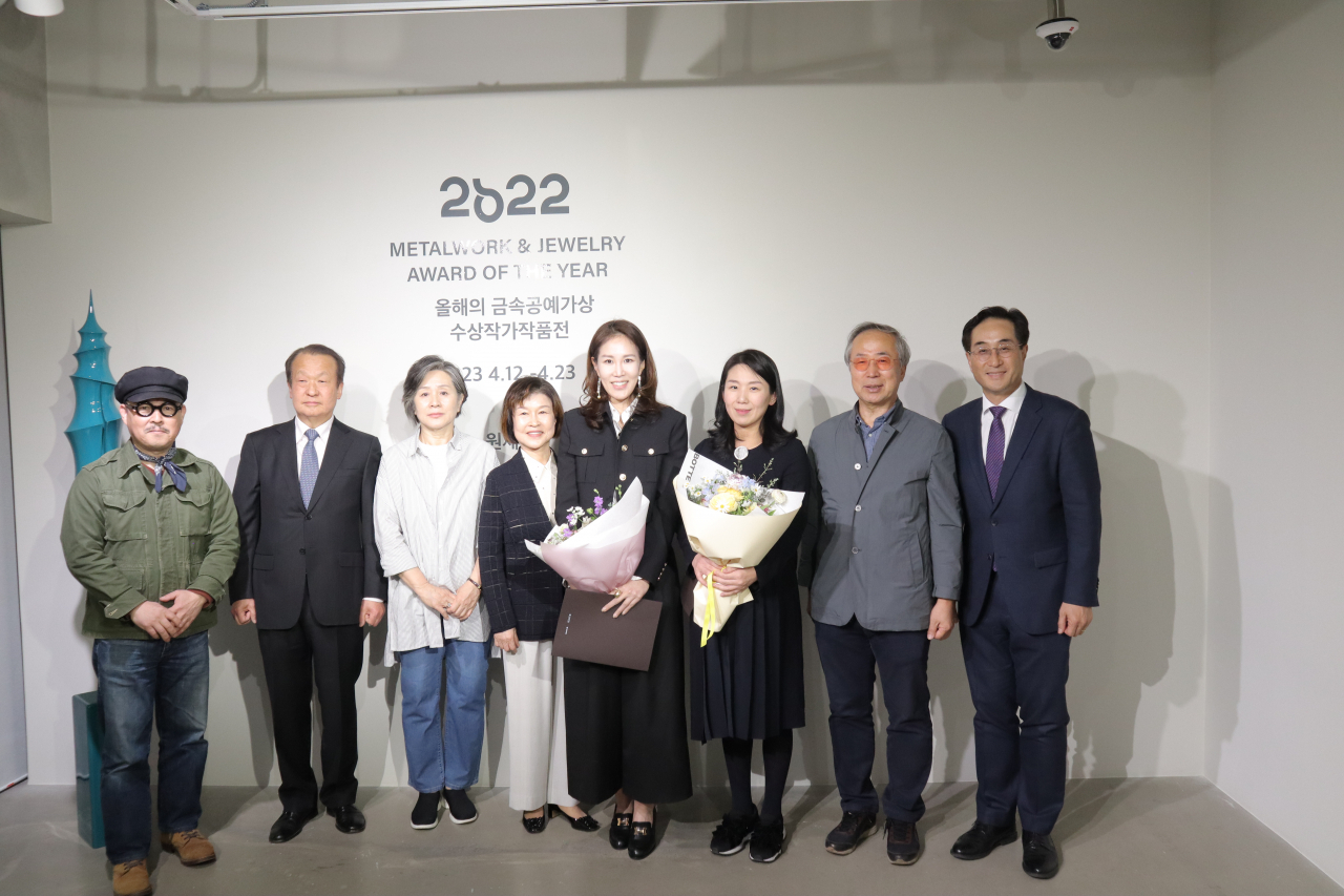 김기준(오른쪽) 고려아연 지속가능경영본부장이 ‘2022올해의 금속공예가상’ 시상식에서 올해의 수상자에 선정된 주소연(오른쪽 4번째), 원재선(오른쪽 3번째) 작가와 기념촬영을 하고 있다. [고려아연 제공]