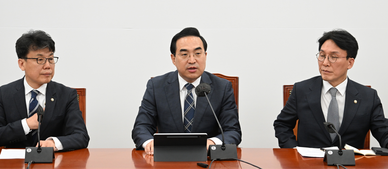 박홍근 원내대표가 11일 서울 영등포구 여의도 국회의사당 본청에서 열린 더불어민주당 원내대책회의에 참석해 발언하고 있다. 임세준 기자